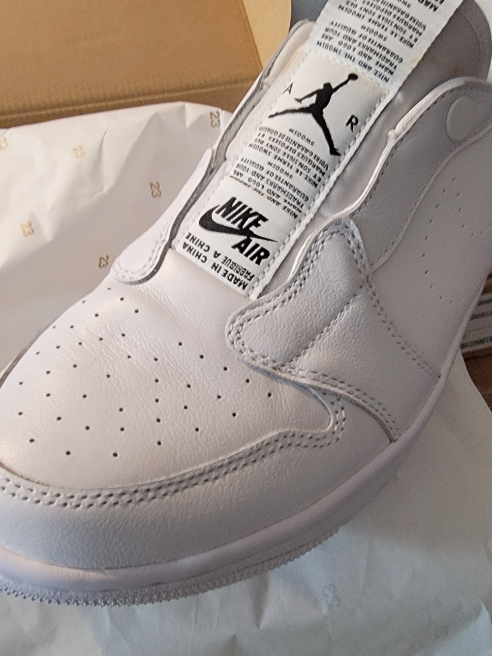 Nike Women’s White Leather Low-Top Athletic Sneakers
